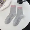 Calcetines de Algodón para Mujer Mekki Primavera y Otoño, de Media Pantorrilla, con Rayas de Bloques de Color y Colgante Decorativo, Calcetines para Mujer Estilo Coreano sin Costuras