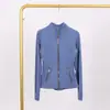 Jaqueta LULU DF com gola alta, zíperes duplos dourados e logo, em estoque para entrega imediata, adequada para esportes, fitness e moda