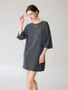 Suéter feminino de tricô casual, com caimento solto e que valoriza a silhueta, de mangas de três quartos, bordas dobradas, gola redonda, comprimento médio, finamente tricotado em fio Yangzi, fino
