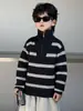 Conjunto de Jaqueta de Couro para Meninos 2025 Outono e Inverno Nova Jaqueta de Couro com Gola Alta Infantil Moda Jaqueta de Couro com Forro de Fleece Atacado Tendência