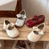 Sapatos Pequenos de Couro com Laço Estilo Coreano para Meninas Lançamento Primavera 2026 Sapatos Individuais Macios para Meninas Loafers Versáteis