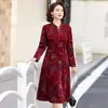 Novo vestido de outono de manga comprida, cheongsam aprimorado, vestido de mãe para mulheres acima de 50 anos, roupas para mulheres de meia-idade, vestido elegante e emagrecedor de comprimento médio