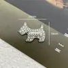 Temperamento Estilo Pequeño Fragante Diamante Lazo Aleación Accesorios M Estándar Inglés Perro Completamente Diamantado Accesorios para el Cabello Material de Carcasa para Teléfono Móvil