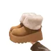 Botas de Neve Peludas com Solado Grosso e Gola Elevada para Mulheres 2025 Novo Estilo de Inverno Botas Curtas de Algodão com Forro de Lã Espessado Estilo Estrangeiro