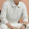 Camisa Polo de hombre de color liso con cuello en V, nueva para otoño e invierno, estilo 'old money', negocios casual, cuello camisero, manga larga, venta al por mayor desde la fuente