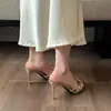 Sandálias de Salto Alto Fino Tendência Famosas na Internet para Verão 2025 Novo Estilo Feminino com Design de Flor em Dourado, Sensação de Alto Padrão