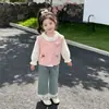 Conjunto de Primavera e Outono para Meninas 2026 Novo Estiloso Roupa Infantil para Bebês Colete Suéter de Bebê Chique Conjunto de Três Peças Roupas da Moda