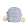 Bolsa pequena estilo japonês com múltiplos bolsos para mulheres, bolsa de ombro casual, novo modelo leve para o verão de 2026, bolsa para celular para caminhar