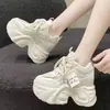 Zapatos de Padre de Suela Gruesa de Venta Caliente para Mujer 2026 Otoño Nuevos Versátiles Zapatos Deportivos Casuales que Aumentan la Altura Ligeros Zapatos Blancos para Mujer