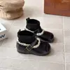 Nuevas botas calcetín cálidas forradas de forro polar para niñas otoño e invierno 2026, botines cortos de cordones estilo Chanel pequeño, suela suave, antideslizantes, botas planas de princesa