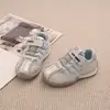 Zapatillas deportivas de running de malla hueca patchwork con suela blanda estilo principios de otoño 2026 unisex estilo casual para niños zapatillas deportivas ligeras venta al por mayor
