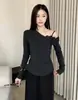 Elegante blusa de tricô ombro a ombro floral tridimensional para mulheres, estilo outono de desejo puro, suéter de tricô cruzado irregular único e requintado