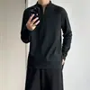Capa base de forro polar gris oscuro con media cremallera para hombre, adecuada para entrenamiento físico de otoño e invierno, con cuello semi-alto y diseño de camiseta de manga larga estilo americano
