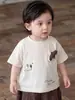 Conjunto de Roupa de Verão para Meninos: Conjunto de Duas Peças Casual com Estampa de Letras e Desenhos, Mangas Curtas, Shorts Listrados Retrô, Estilo Leve de Verão