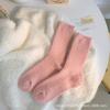 Meias Nuo Ji cor dopamina femininas outono e inverno forradas com fleece quentes de cano médio listras verticais japonesas meias felpudas versáteis