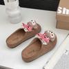 Chinelos Fofos de Desenho Animado Estilo Birkenstock para Mulheres, Sandálias Fechadas para Uso Externo, Novo Modelo 2026, Meio-Chinelos Versáteis da Moda com Solado Macio para Mulheres