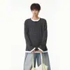 Camiseta masculina de manga longa com gola henley e blocos de cor listrados estilo retrô japonês, marca da moda outonal, simples e versátil, top soltinho para casal