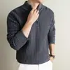 Suéter de Punto Transpirable de Estilo Old Money Italiano con Cuello Alto y Media Cremallera para Hombre, Otoño 2026, Ropa de Punto Cálida y Casual