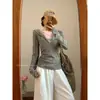 Camiseta Gris Estilo Coreano Falsa de Dos Piezas con Capucha y Mangas Largas para Mujer Diseño de Principios de Otoño e Invierno Top Ajustado con Media Cremallera