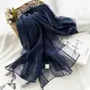 Bufanda Transpirable Ligera de Mezcla de Seda de Morera de Nuevo Estilo Transfronteriza con Rayas Verticales y Hilo Dorado, Bufanda Elegante de Alta Gama para Mujer