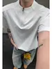 Camiseta de Verano para Hombre Estilo Americano, Blanca, Patchwork Desconstruido, Media Cremallera, Manga Corta, Hombros Normales y Cuello Henley Polo