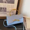 Bolso de Mano Nuevo para Mujer Verano 2026 con un Toque de Alta Gama, Lujo Ligero, Elegante Bolso Cuadrado Pequeño, Bolso Versátil de Moda, Venta al por Mayor de Bolsos para Mujer