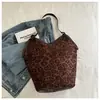 Bolsa Estampada de Leopardo para Mulheres, Grande Capacidade, Nova Bolsa de Ombro Casual Outono e Inverno 2025, Bolsa Tote Versátil para Trabalho e Deslocamento