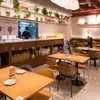 Mesa e Cadeiras de Jantar de Restaurante Ocidental Estilo Chinês Moderno, Cadeiras de Jantar Estofadas Macias Estilo Antigo, Mesa e Cadeiras de Jantar de Restaurante Temático de Restaurante de Fast-Food Italiano