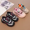 Tênis esportivo feminino com solas macias, malha leve, respirável, novo modelo primavera e outono 2026, tênis de corrida infantil, sapatos antiderrapantes para meninos