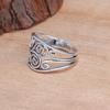 Zhenrong deseo venta caliente Nuevo anillo de flor hueca Europeo y Americano Comercio exterior retro Plata tailandesa negro anillo de compromiso para mujeres