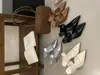 Mules Negras de Tacón Medio-Alto Estilo Francés con Punta Cerrada para Mujer, Nuevo Modelo 2026 con Elegante Hebilla de Cinturón para Uso en Exteriores