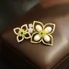 Broche de Flor de Trébol de Cuatro Hojas Hueco Francés Perla Natural Diamantes de Colores Corsage Floral de Dos Tonos para Mujer Pin de Vestido de Lujo Ligero