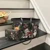 Lindo Elegante Nuevo Conjunto de Dos Piezas Gran Capacidad Estampado de Graffiti de Dibujos Animados Bolso de Hombro Único Versátil de Moda para Salir