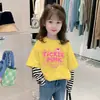 G2169# camiseta de algodão de manga comprida para meninas, imitação de duas peças, novo estilo estrangeiro, casaco de outono infantil, camiseta de primavera e outono para bebê
