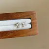 Brincos de Tarraxa Pequenos e Frescos da Moda para Mulheres, Luxo Leve, Sensação de Alto Padrão, Versátil, Brinco para Piercings de Orelha, Joia de Orelha Exquisita Estilo Coreano