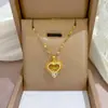 [Acero de titanio] Cadena para la clavícula en forma de corazón LOVE Moda japonesa y coreana collar simple de cobre con microincrustaciones colgante regalo para novia
