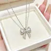 Collar de cobre con forma de lazo irregular con circonita cúbica microincrustada, con diseño de lazo en forma de corazón, un accesorio de moda ligero y versátil