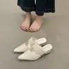 Elegantes Medias Zapatillas 2026 Nuevo Estilo Punta Fina Nicho Plisadas Sandalias de Tacón Medio Zapatillas Cerradas Estilo Francés para Mujer Verano Uso Exterior