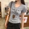 Camiseta de Manga Curta com Estampa de Letras Hot Girl Pure Desire para Mulheres 2025 Verão Nova Ajustada na Cintura Moda Look Emagrecedor Decote V
