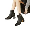 Botas de tornozelo francesas para mulheres, salto grosso, novo estilo outono e inverno 2026, botas de couro com forro de pelúcia, botas de couro macio que afinam, botas estilo Martin de salto médio-alto para mulheres