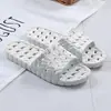 Chinelos de Plástico para Casa Banheiro Femininos Novos Vazados Antiderrapantes Sandálias de Casa Sandálias para Box de Banho de Hotel com Vazamento