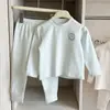 Conjunto Novo de Roupa Íntima Infantil Outono e Inverno Pijama de Veludo Macio e Algodão Sem Costura Roupas de Outono para Crianças Médias e Grandes Calças de Outono Roupa de Casa de Algodão Colorida