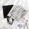 Moda Verano 2025 Bolso Acolchado Simple para Mujer Bolso Versátil con Parches Geométricos Láser Bolso de Hombro para Mujer Bolso Cuadrado Pequeño