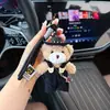 Llavero de oso de peluche con sombrero de vaquero occidental, overol, colgante de muñeca de oso cámara, decoración para bolso de pareja para mujeres