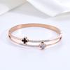 Moda Coreana Lujo Ligero Pulsera de Acero Inoxidable de Alta Gama Chapada en Diamantes Negro y Blanco Doble Pulsera de Trébol de Cuatro Hojas para Mujer