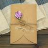Cartão de felicitações vintage de papel kraft feito à mão com flores secas, personalidade criativa, faça você mesmo, cartão de felicitações para empresas de férias, cartão universal