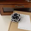 Broche de Flor de Camelia con Borde de Perlas de Material de Lana Gruesa Moda Exquisito Pasador Francés Ramillete