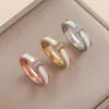 Anel Feminino Anel de Concha com Três Diamantes Estilo Novo Simples e Fashionável Titânio Banhado a Ouro 18K Anel para Dedo Indicador Joias Ins Femininas