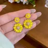 Nuevos Pendientes de Margarita Blanca Fresca Estilo Francés, Pendientes de Nicho con Vibras Festivas que Reducen la Edad, Versátiles para Caras Redondas, Realzan la Elegancia