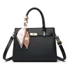 Lenço Grátis com Bolsa Kelly Platinum Transfronteiriça, Nova Bolsa Elegante Ladylike com Fecho de Comércio Exterior, Bolsa de Ombro e Mão da Moda para Mulheres